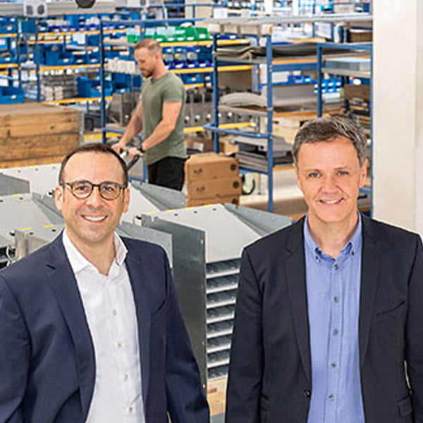Geschäftsführer von HESS Cash Systems im Lager, Fokus auf ERP-Lösung APplus von Asseco Solutions.