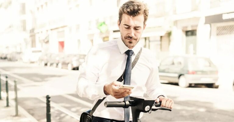Vertriebsmitarbeiter bedient über sein Smartphone das mobile ERP-System