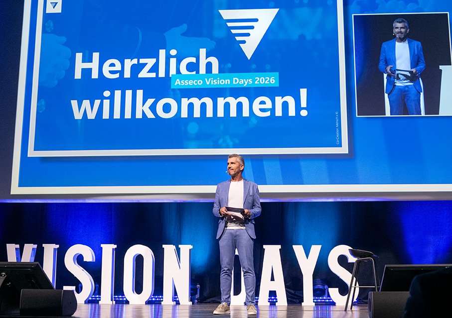 Prelegenci na scenie podczas Asseco Vision Days 2026, w tle widoczny jest ekran powitalny.