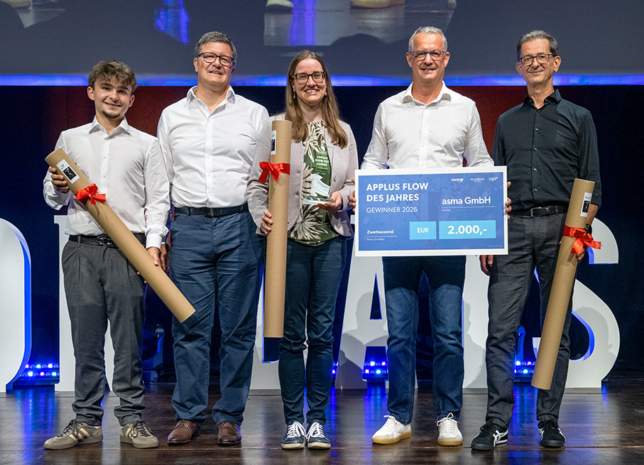 Zwycięska drużyna z czekiem podczas ceremonii wręczenia nagród zorganizowanej przez Asseco Solutions.