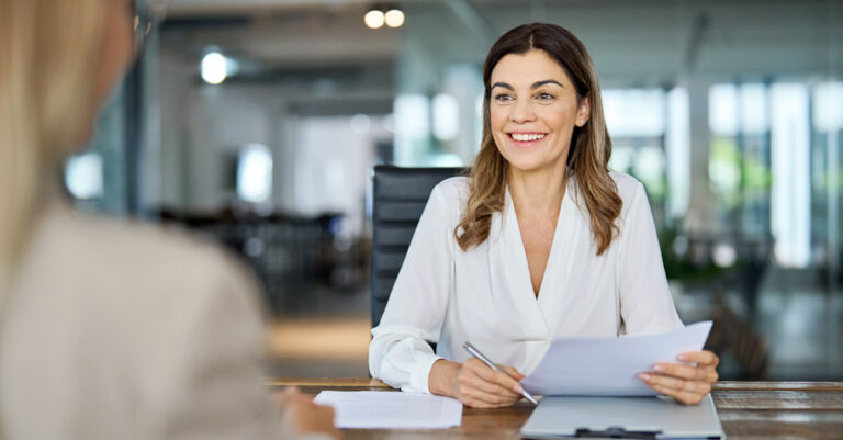 Geschäftsfrau im Meeting über strategisches Personalmanagement mit ERP-Lösung APplus von Asseco Solutions.